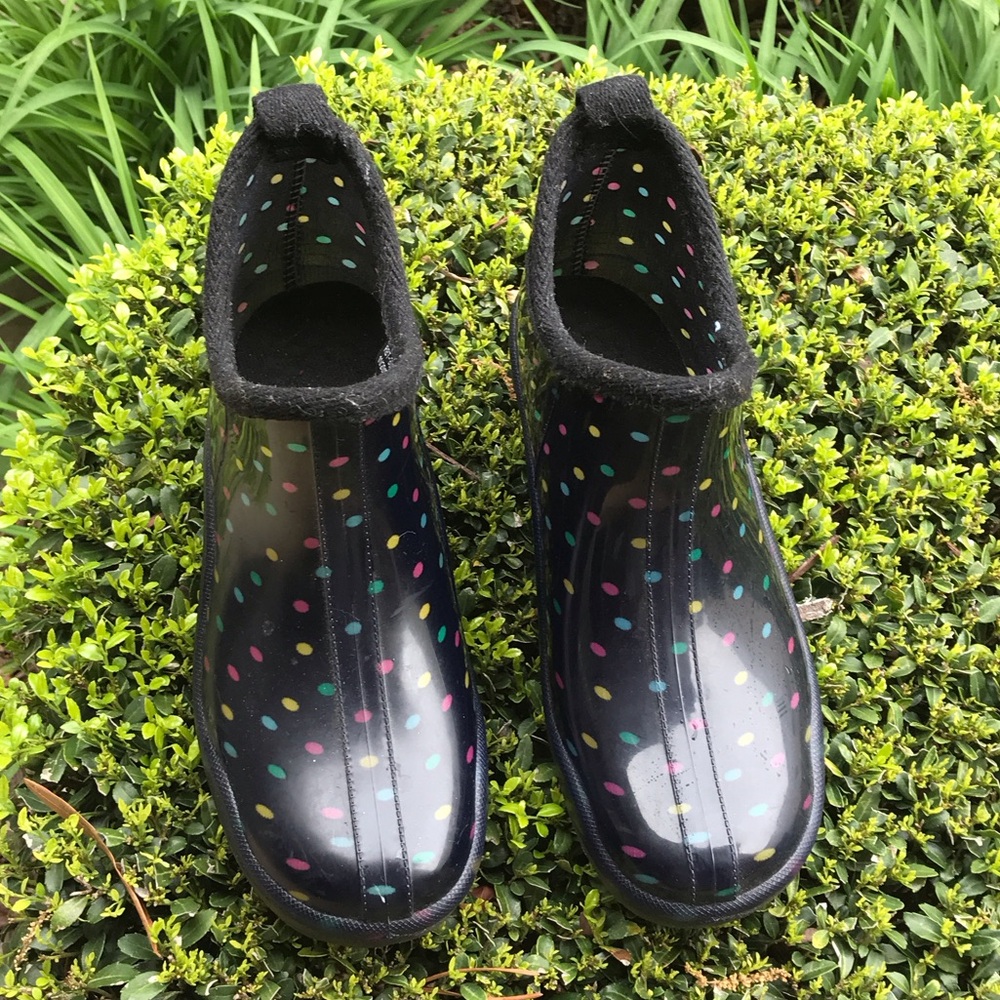 Love these colorful polka dots on shiny black rain/ garden boots!  Size 6
